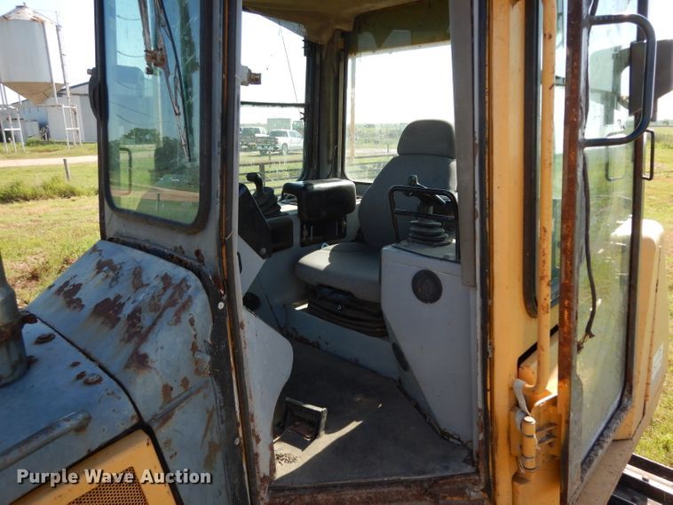 image for item DG6795 2004 John Deere 750C LGP  dozer