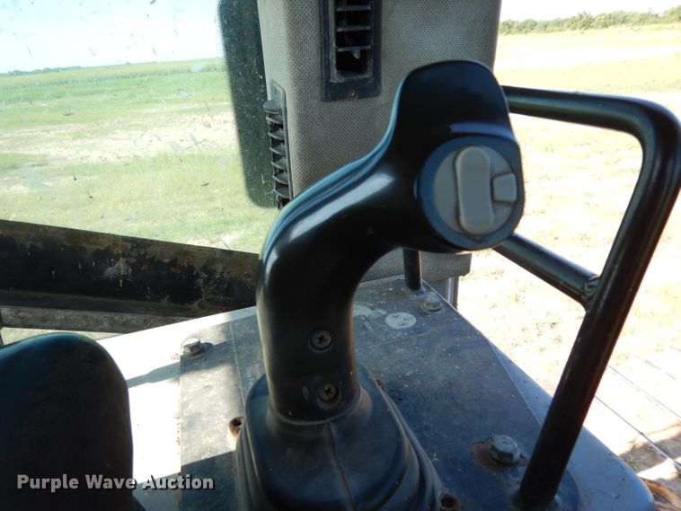 image for item DG6795 2004 John Deere 750C LGP  dozer