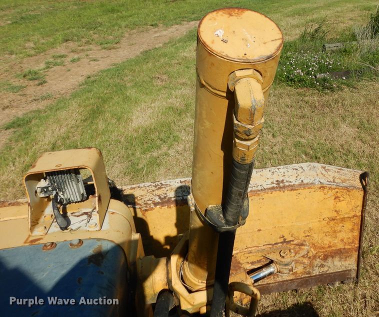 image for item DG6795 2004 John Deere 750C LGP  dozer