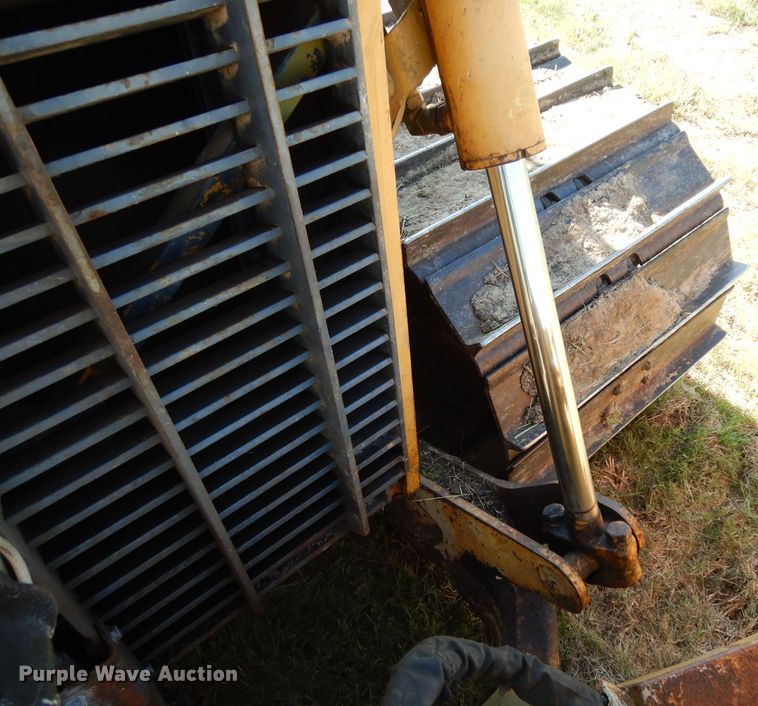 image for item DG6795 2004 John Deere 750C LGP  dozer