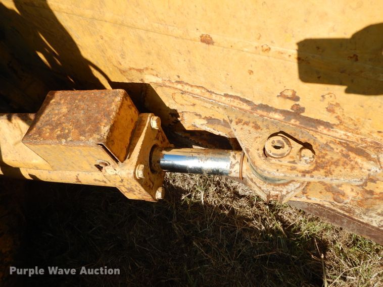 image for item DG6795 2004 John Deere 750C LGP  dozer