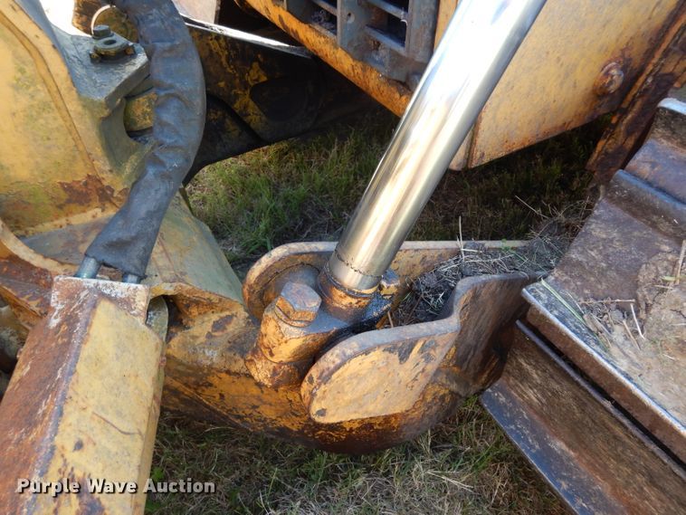 image for item DG6795 2004 John Deere 750C LGP  dozer