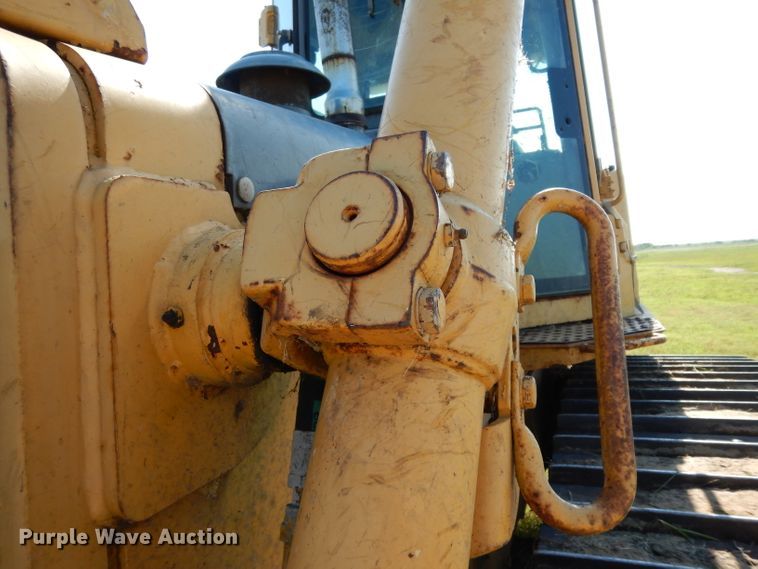 image for item DG6795 2004 John Deere 750C LGP  dozer