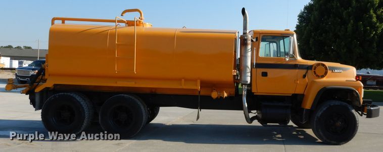 image for item DG7821 1996 Ford L8000 water truck