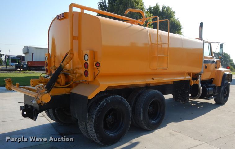 image for item DG7821 1996 Ford L8000 water truck