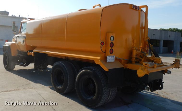 image for item DG7821 1996 Ford L8000 water truck