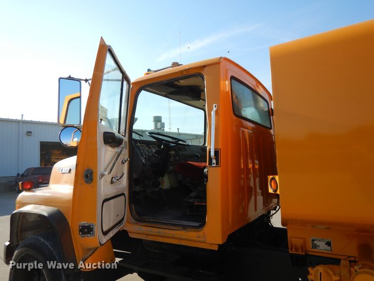 image for item DG7821 1996 Ford L8000 water truck