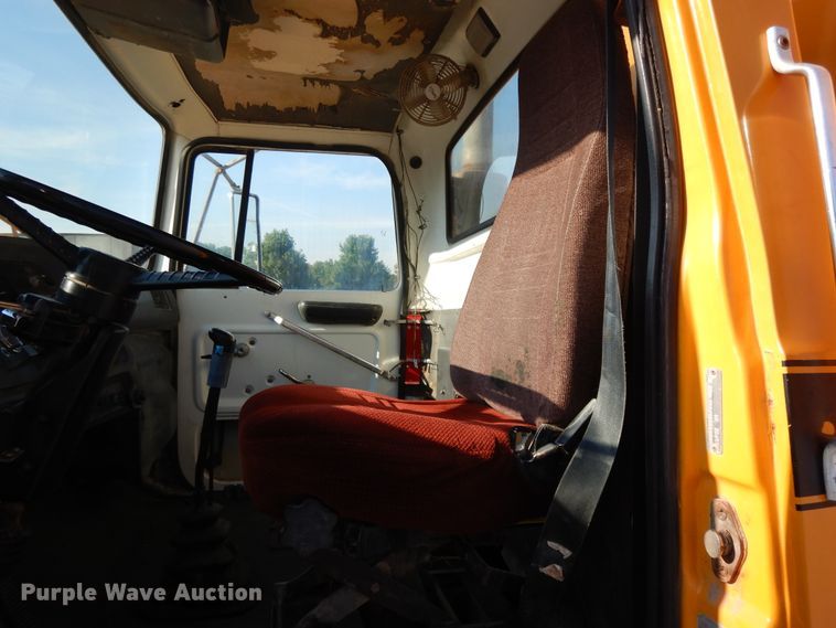 image for item DG7821 1996 Ford L8000 water truck