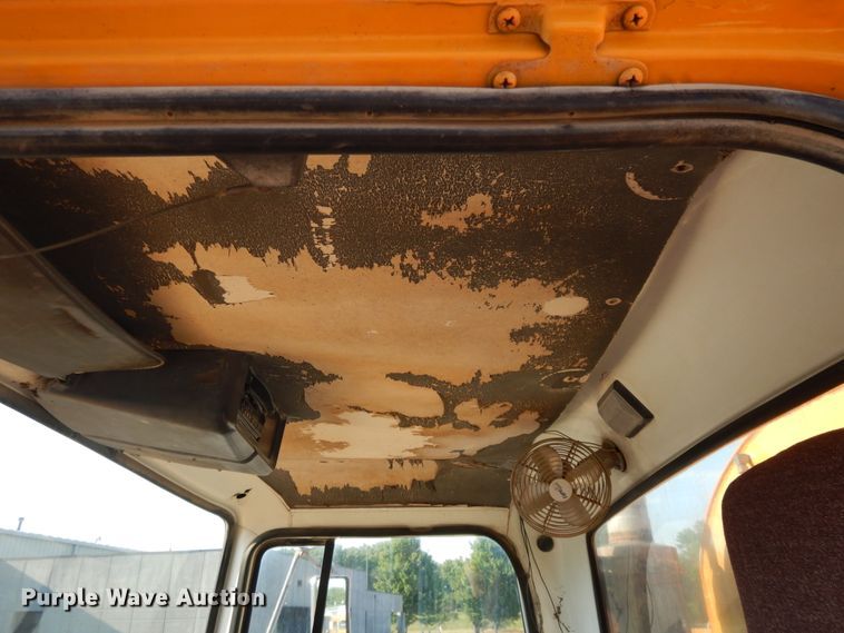 image for item DG7821 1996 Ford L8000 water truck