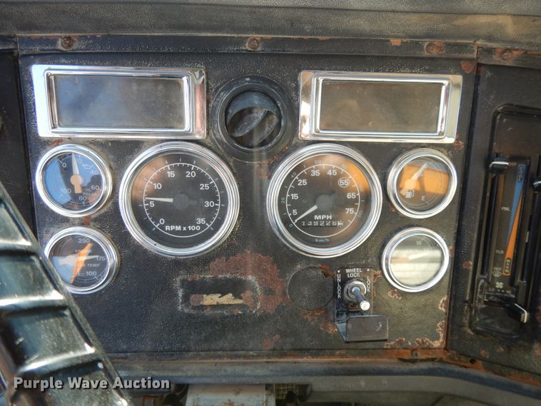 image for item DG7821 1996 Ford L8000 water truck