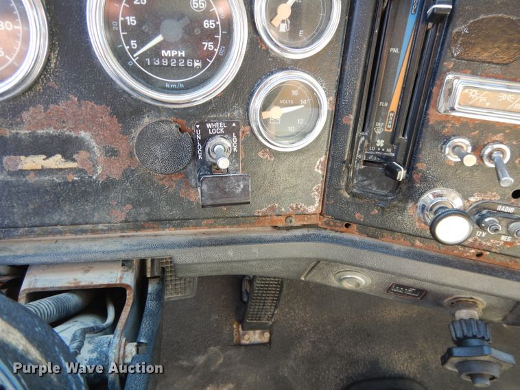 image for item DG7821 1996 Ford L8000 water truck