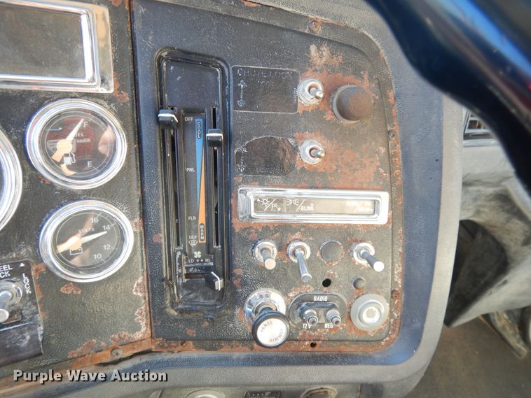 image for item DG7821 1996 Ford L8000 water truck