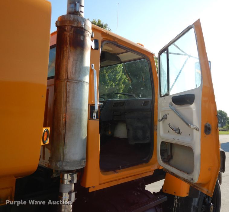 image for item DG7821 1996 Ford L8000 water truck