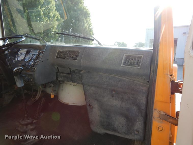 image for item DG7821 1996 Ford L8000 water truck