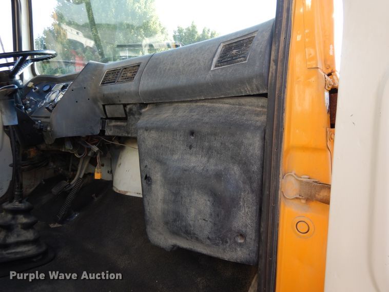 image for item DG7821 1996 Ford L8000 water truck