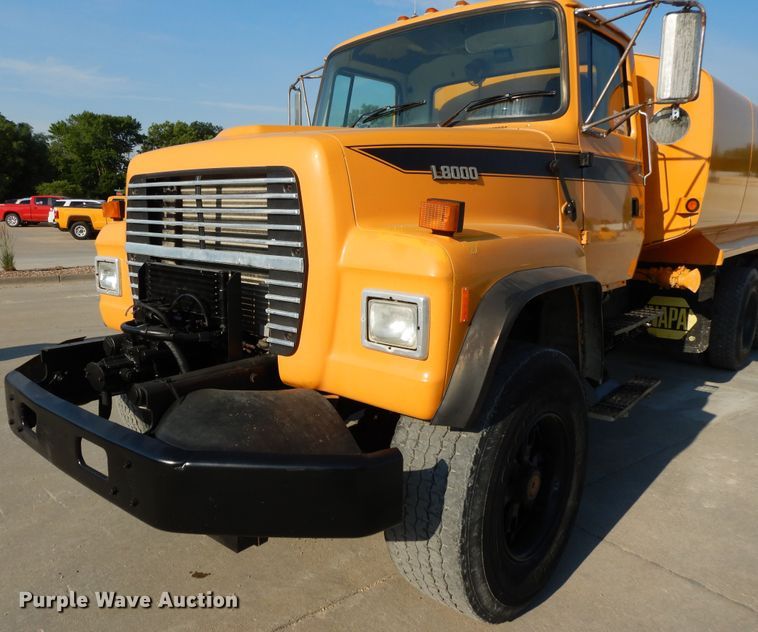 image for item DG7821 1996 Ford L8000 water truck
