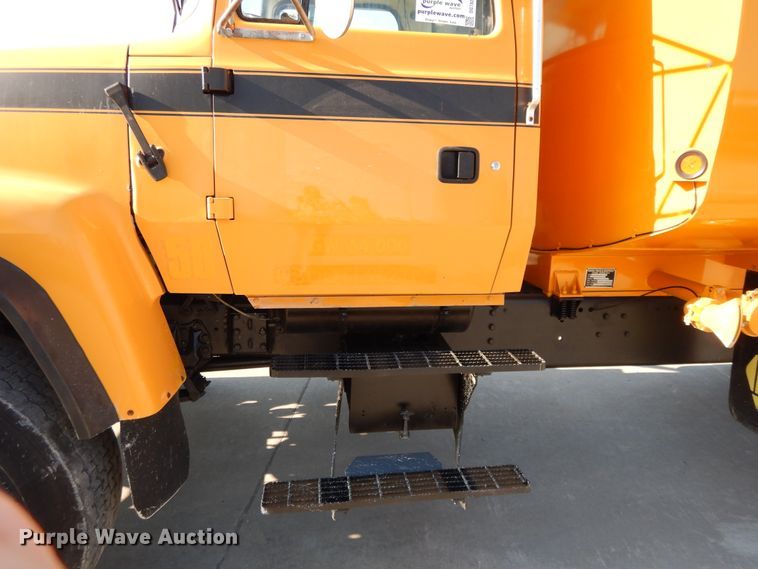 image for item DG7821 1996 Ford L8000 water truck