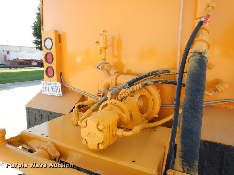 image for item DG7821 1996 Ford L8000 water truck