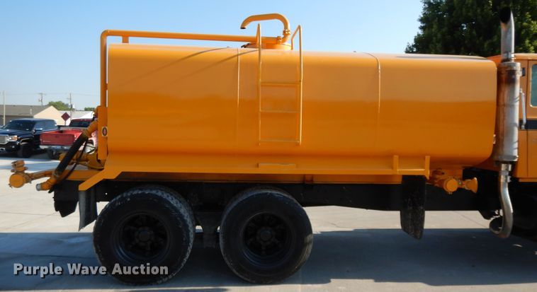 image for item DG7821 1996 Ford L8000 water truck