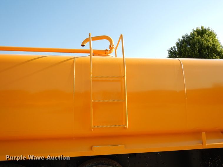 image for item DG7821 1996 Ford L8000 water truck