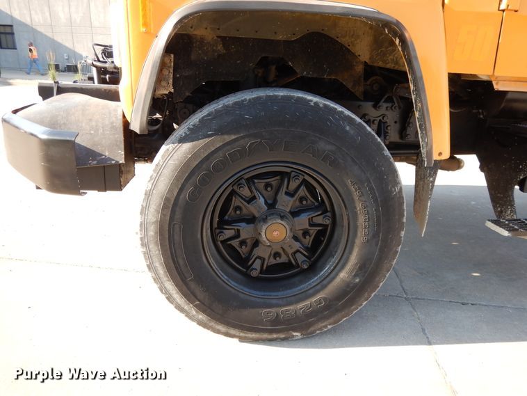 image for item DG7821 1996 Ford L8000 water truck