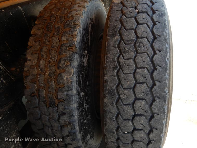 image for item DG7821 1996 Ford L8000 water truck