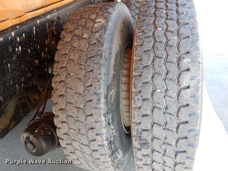 image for item DG7821 1996 Ford L8000 water truck