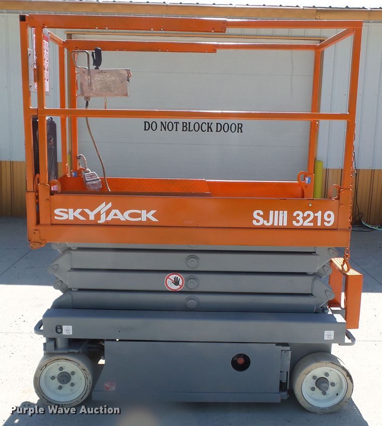 image for item DH3790 Skyjack SJIII 3219  scissor lift