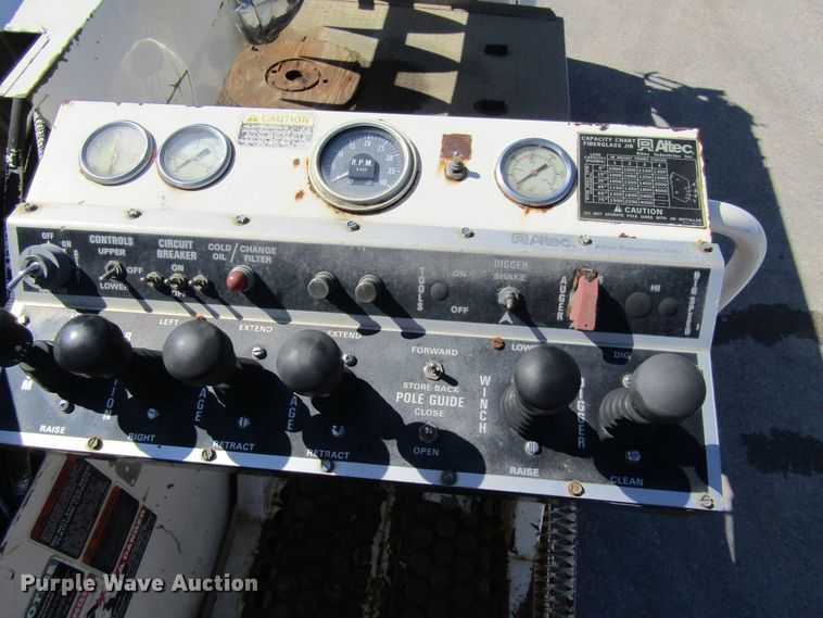 image for item FD9482 1994 Ford F800F  digger derrick truck