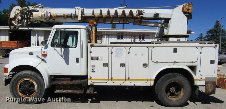 image for item FD9483 1993 International 4700  digger derrick truck