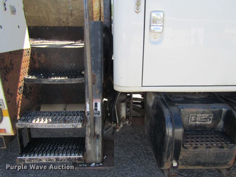 image for item FD9483 1993 International 4700  digger derrick truck