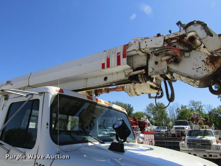 image for item FD9483 1993 International 4700  digger derrick truck