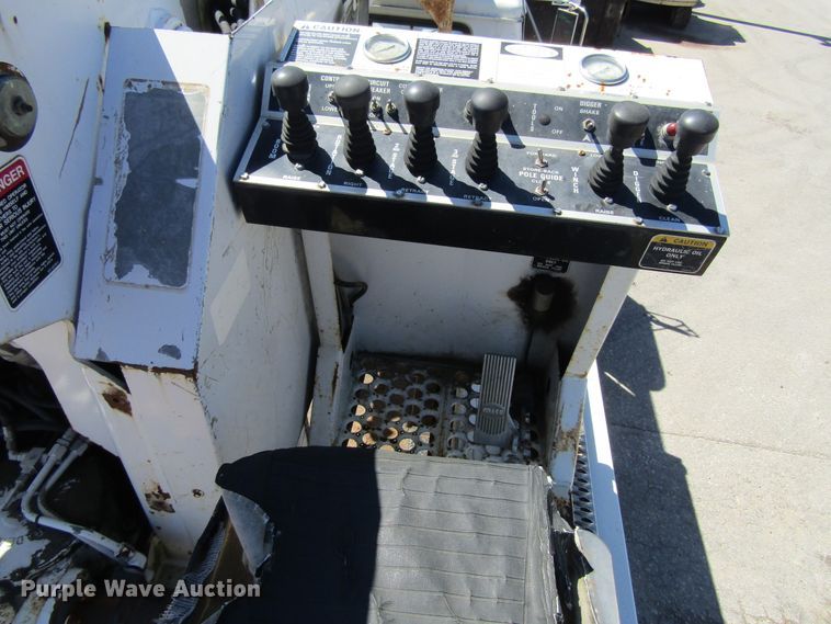 image for item FD9483 1993 International 4700  digger derrick truck