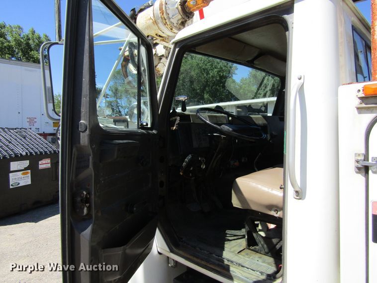 image for item FD9483 1993 International 4700  digger derrick truck