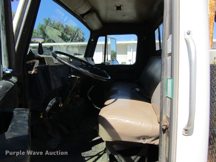 image for item FD9483 1993 International 4700  digger derrick truck