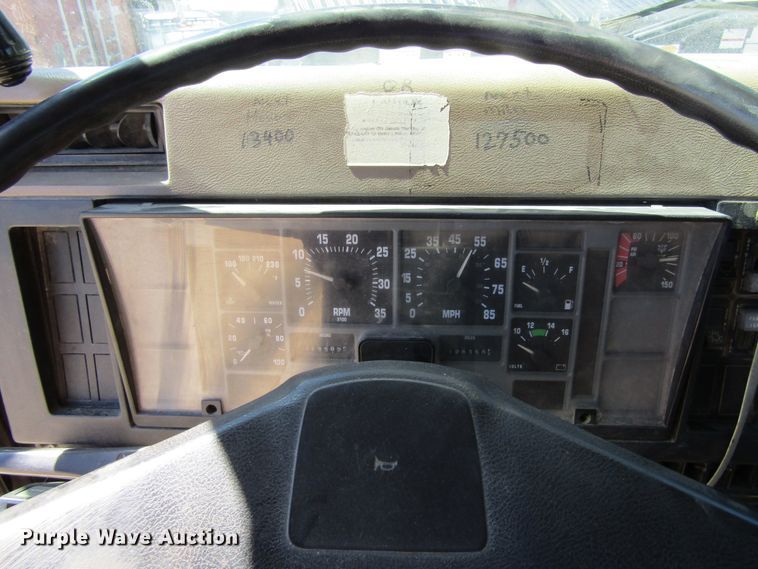 image for item FD9483 1993 International 4700  digger derrick truck