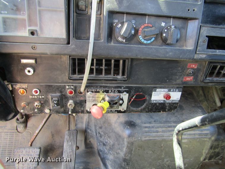 image for item FD9483 1993 International 4700  digger derrick truck