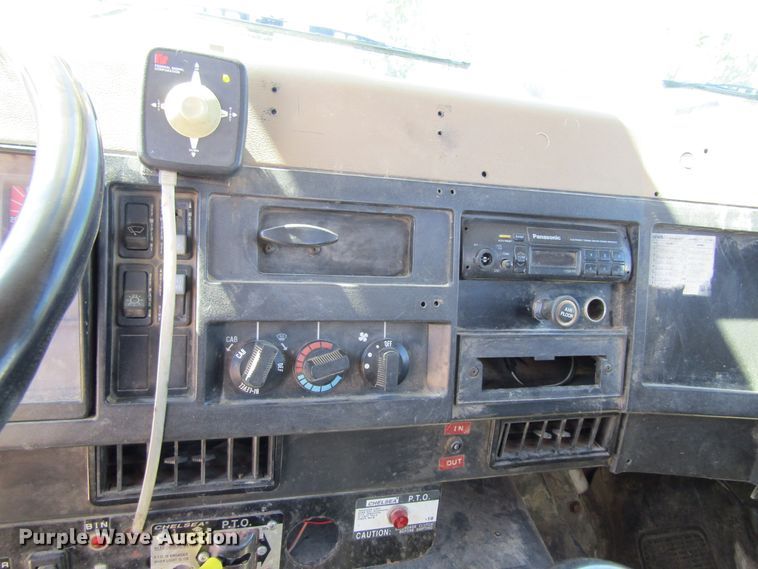 image for item FD9483 1993 International 4700  digger derrick truck