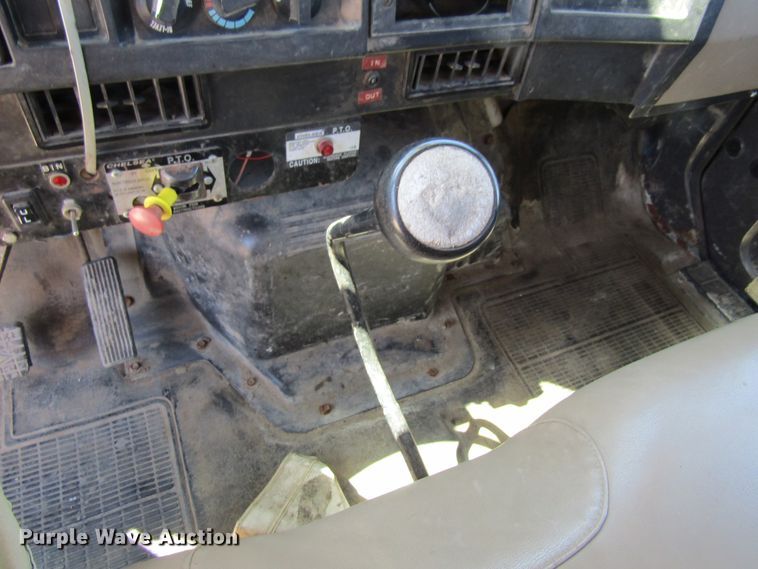 image for item FD9483 1993 International 4700  digger derrick truck