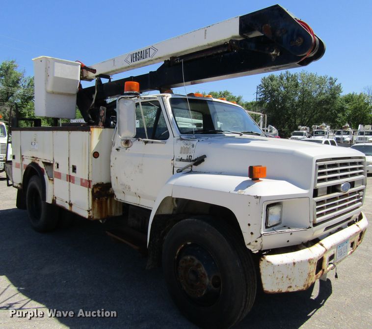image for item FD9485 1989 Ford F700  bucket truck