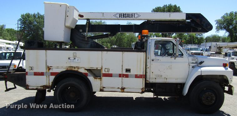 image for item FD9485 1989 Ford F700  bucket truck