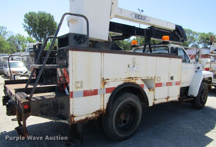 image for item FD9485 1989 Ford F700  bucket truck
