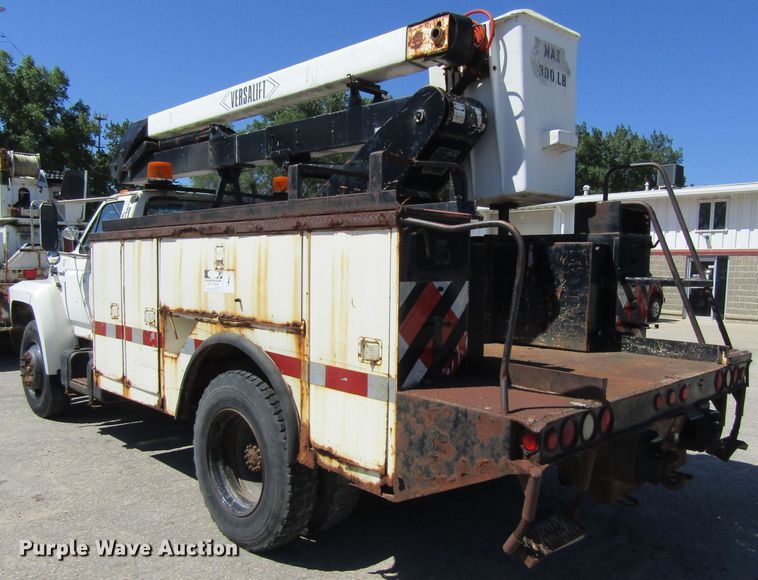 image for item FD9485 1989 Ford F700  bucket truck