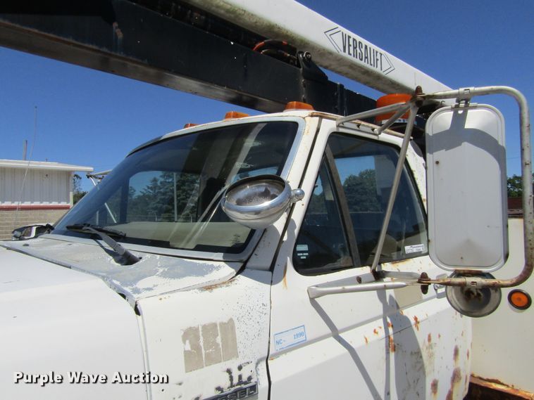image for item FD9485 1989 Ford F700  bucket truck