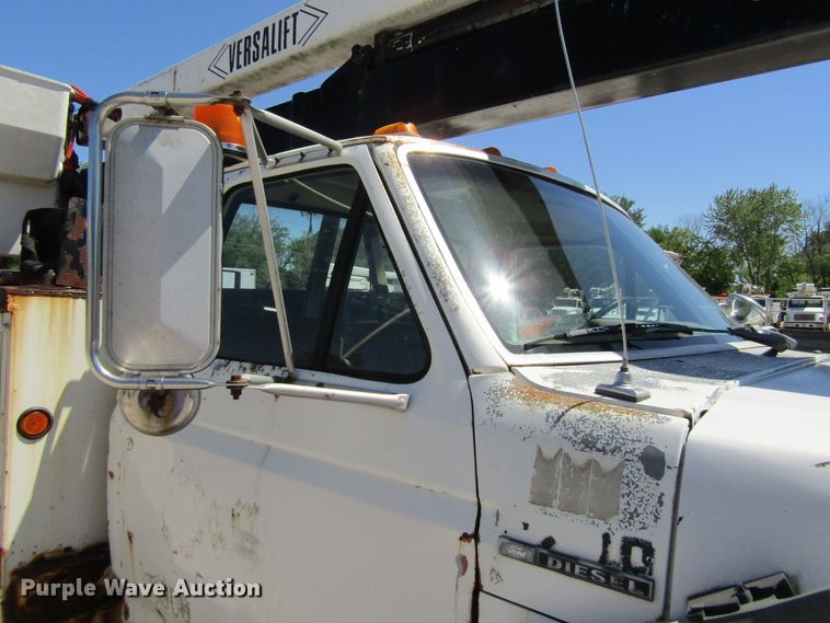 image for item FD9485 1989 Ford F700  bucket truck