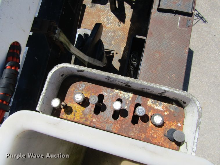 image for item FD9485 1989 Ford F700  bucket truck