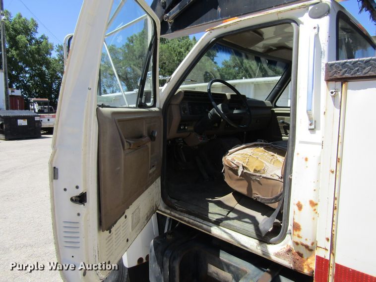 image for item FD9485 1989 Ford F700  bucket truck