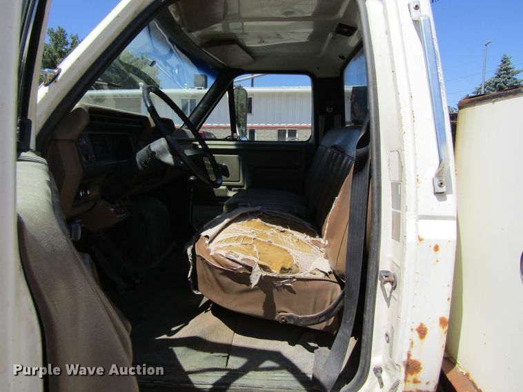 image for item FD9485 1989 Ford F700  bucket truck