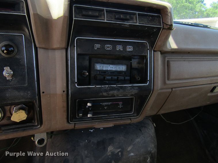 image for item FD9485 1989 Ford F700  bucket truck