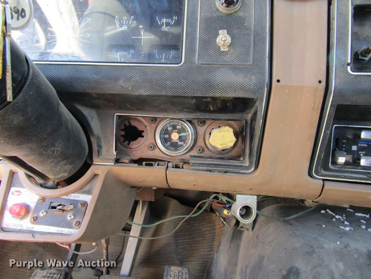 image for item FD9485 1989 Ford F700  bucket truck